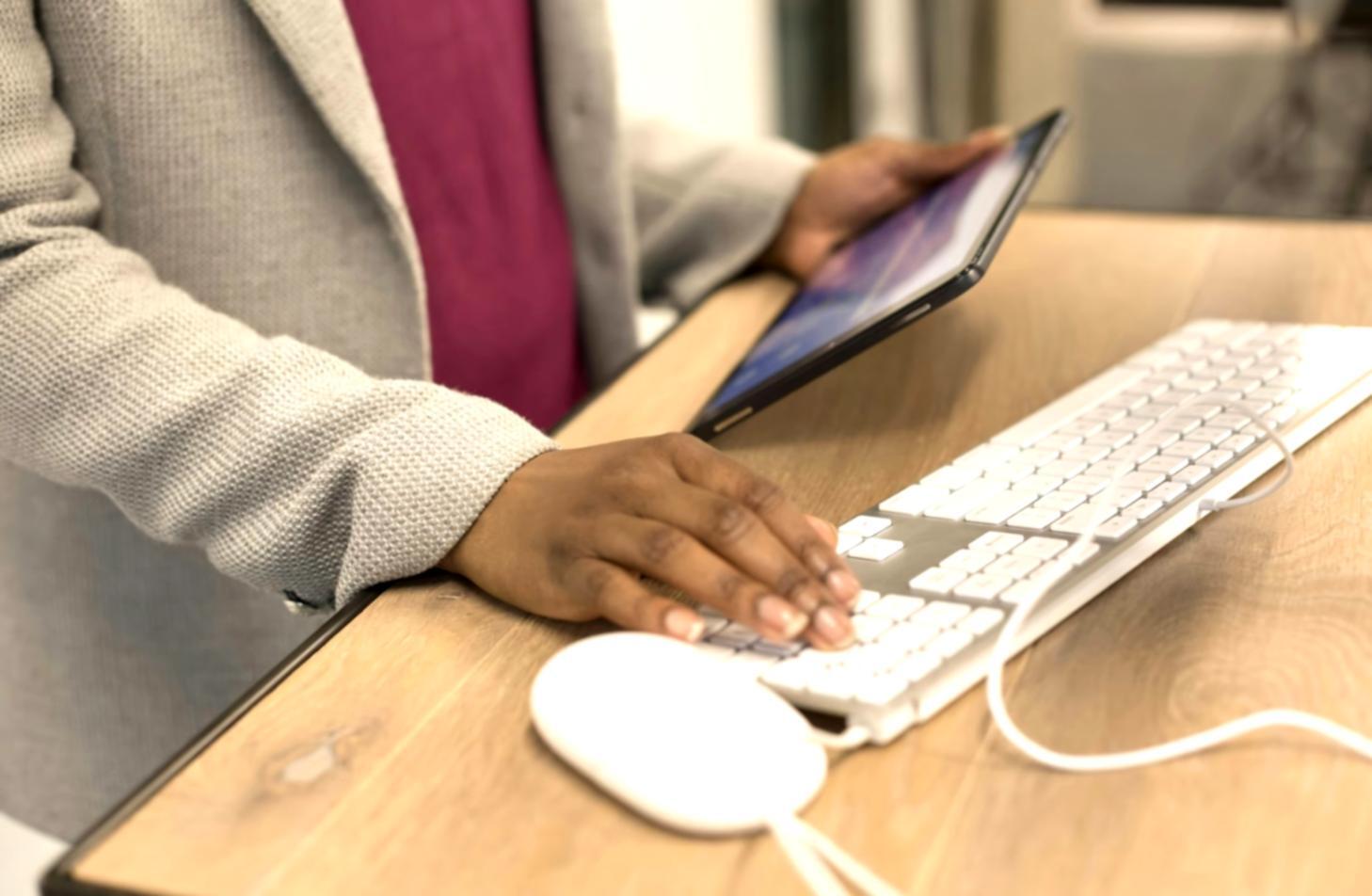 Bureau moderne de consultation stratégique avec espace de travail collaboratif