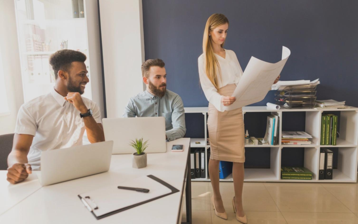 Groupe de participants collaborant sur une stratégie marketing